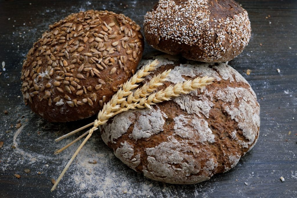 Mains pétrissant la pâte à pain